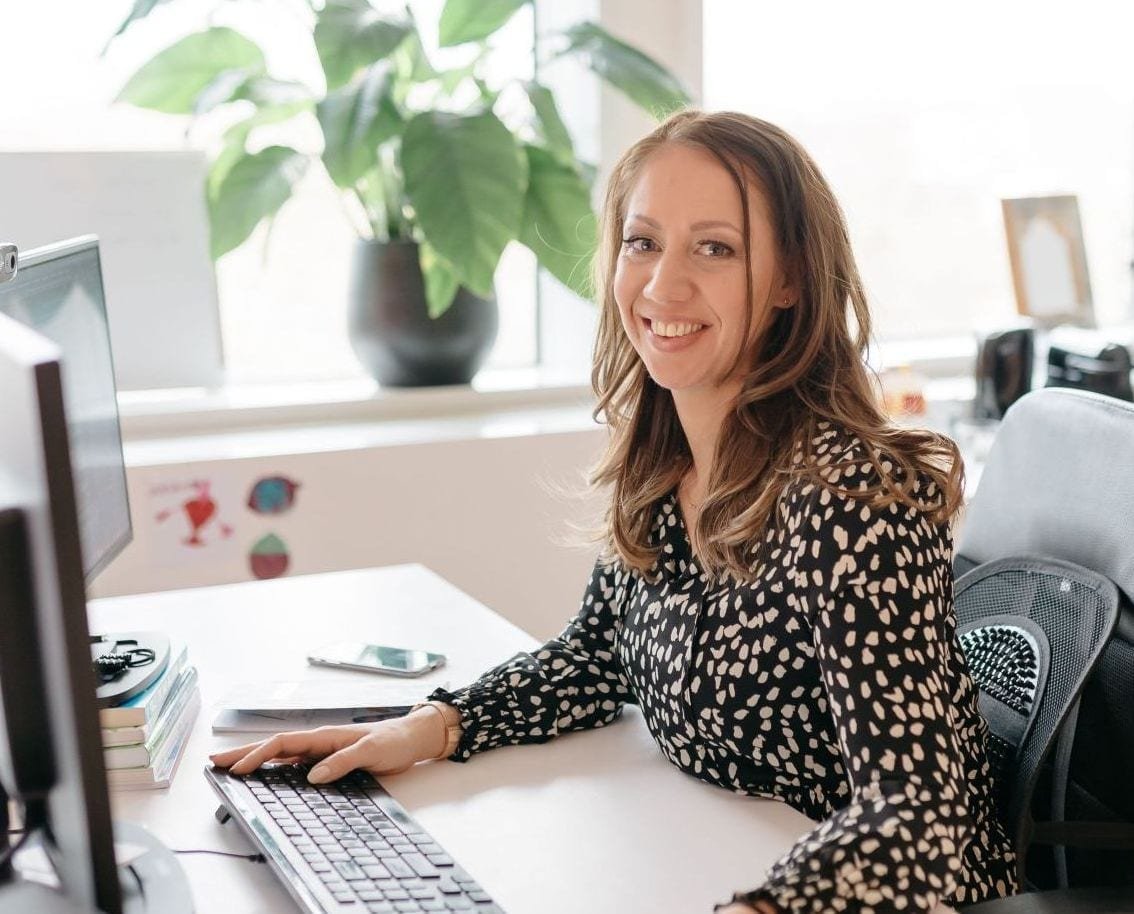 Websitespecialiste Laura Lisa Nieuwenhuis Laura aan het werk